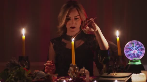 Ein Wahrsager in einem magischen Salon zündet magischen Weihrauch für paranormale Rituale an — Stockvideo