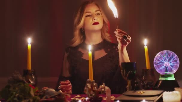 Věštkyně v kouzelném salónu zapálí kadidlo a začne pohybovat rukou pro paranormální rituál — Stock video