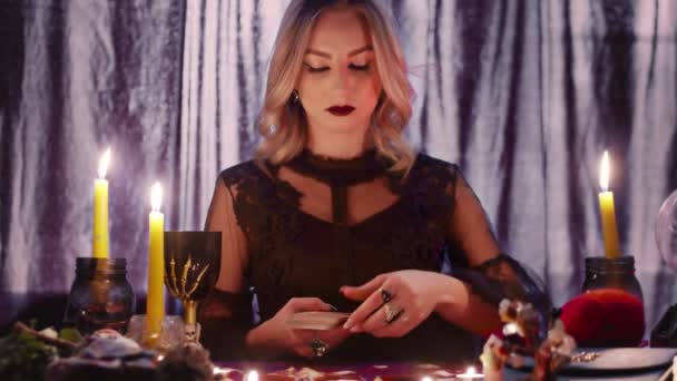 Tarot karty seance černá magie budoucnost proroctví mystický rituál orákulum střední psychické esoterický halloween paranormální — Stock video