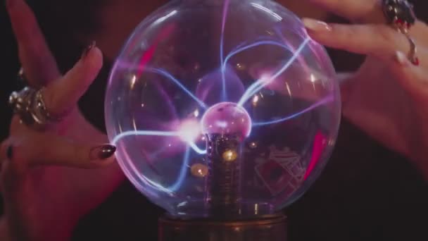 命运算命师的近视表演仪式和水晶球对未来的预测 — 图库视频影像