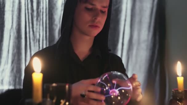 Ung manlig spåkvinna utför ritual med kristallkula förutse framtiden — Stockvideo