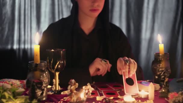 Gros plan de diseur de bonne aventure masculin lisant des cartes de tarot occulte — Video