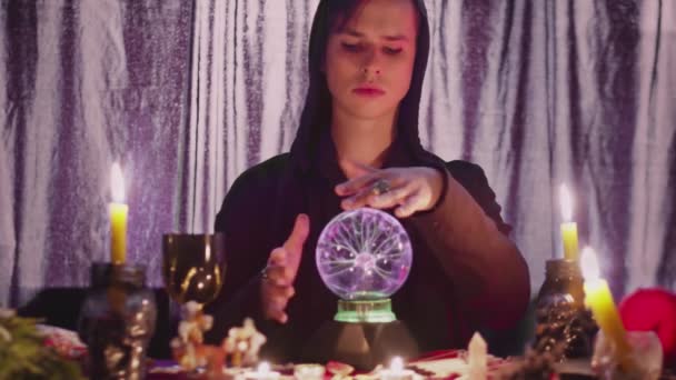 Male fortune teller performing ritual with crystal ball foreseeing future — Stock Video