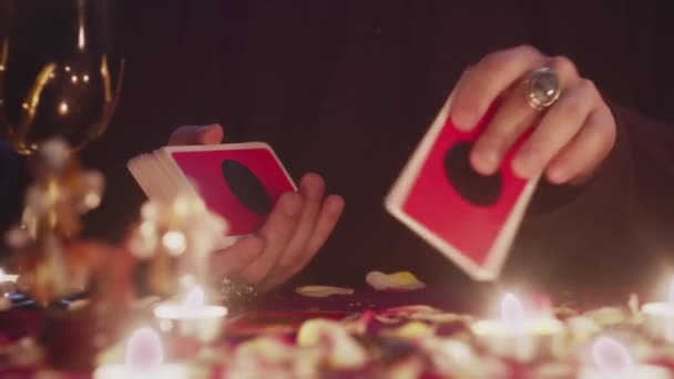 男性占い師は表にオカルトタロットカードを置きます。神秘的な異教の運命読書儀式. — ストック動画
