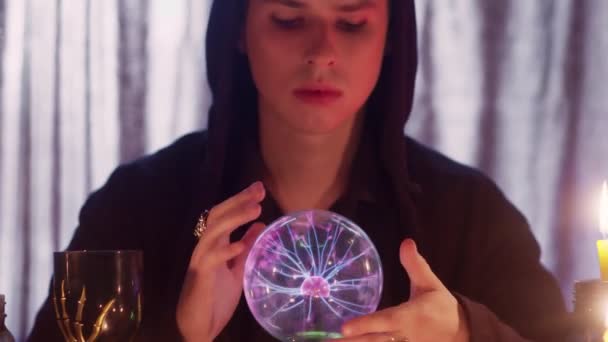 Primer plano de adivino masculino realizando ritual con bola de cristal previendo futuro — Vídeos de Stock