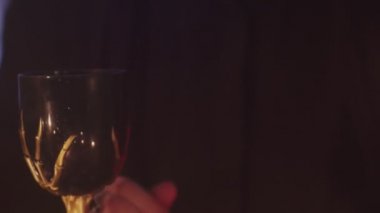 İnsan büyücüsüne yaklaş. Bir sürü sihirli dal yakar.