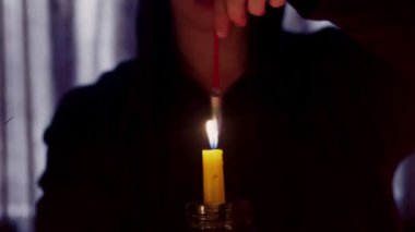 Büyücünün mumun üzerinde sihirli bir sarkacın dönüşünü kapat