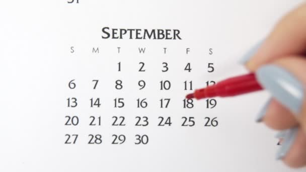 Día de círculo de la mano femenina en la fecha del calendario con un marcador rojo. Conceptos básicos de negocio Wall Calendar Planner and Organizer. 17 de septiembre — Vídeos de Stock
