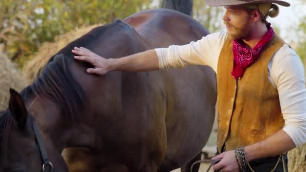 Jóképű cowboy megmutatja a lovát egy gyönyörű nőnek. — Stock videók