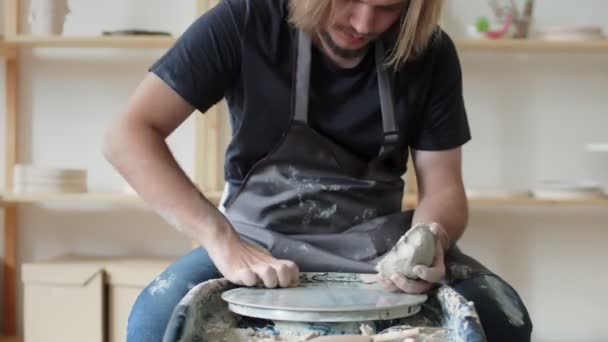 Закрытый человек готовит клоаку, чтобы сделать горшок в студии — стоковое видео
