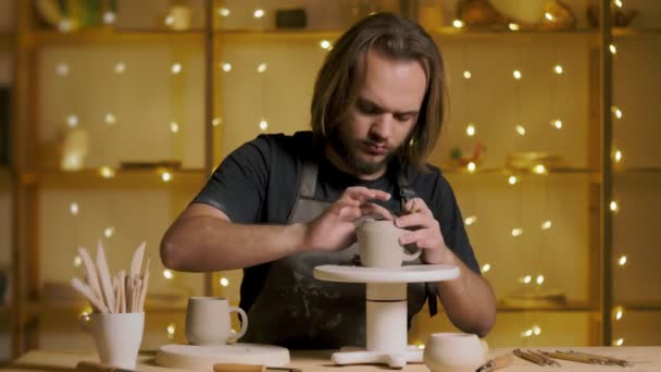 Potter membuat cangkir tanah liat keramik di studio tembikar — Stok Video