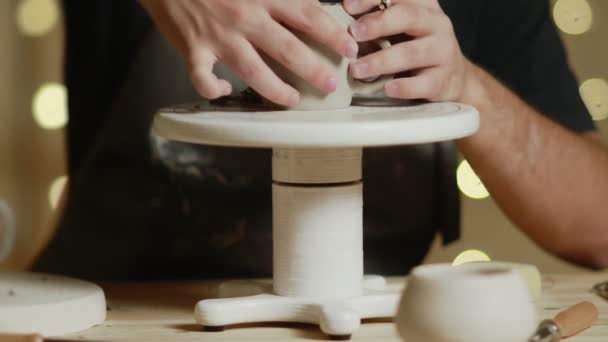 Закрытие гончарного производства керамической чашки когтей в гончарной мастерской — стоковое видео