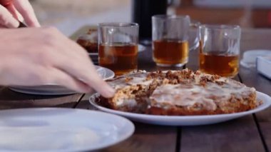 Kadınların ellerini kapat Havuçlu kek kes