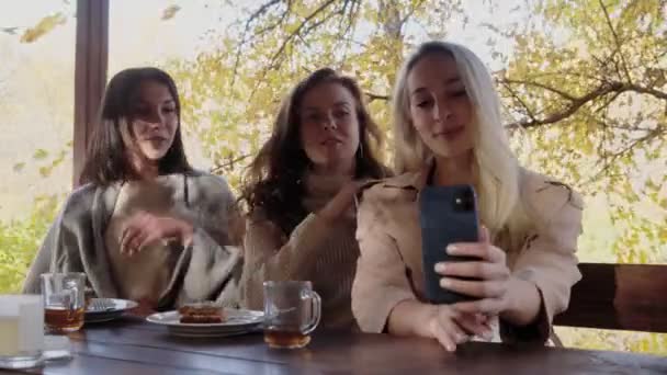 Tre giovani donne felici si fanno un selfie al telefono in terrazza insieme — Video Stock