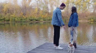 Jack Russell Terrier köpekli genç çift nehir kenarında