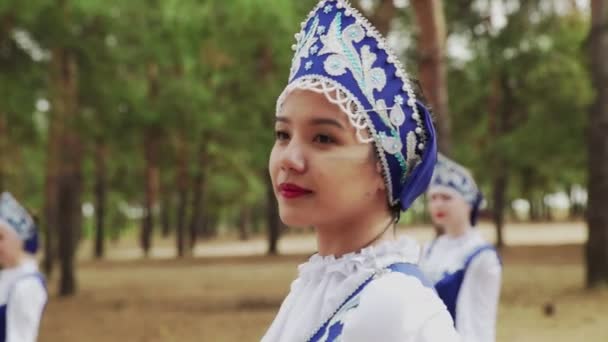 Großaufnahme von sechs jungen Frauen, die im Sommerwald traditionelle russische Tänze tanzen — Stockvideo