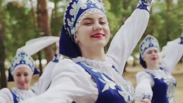 Närbild av unga vackra kvinnor i blå rysk Traditionella folkdräkter dansar i sommarskogen — Stockvideo