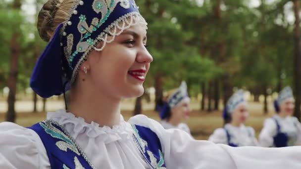 Close up de seis jovens mulheres bonitas estão dançando dança tradicional russa na floresta de verão — Vídeo de Stock