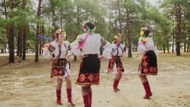 Junge Frauen in traditionellen Trachten tanzen ukrainische Nationaltänze — Stockvideo