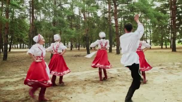 Tanzgruppe tanzt russische traditionelle Tänze im Sommerwald — Stockvideo