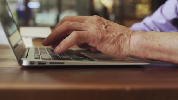 Close up of old male hands types on keyboard — Stock Video