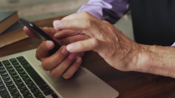 Tutup tangan laki-laki tua menggunakan telepon — Stok Video