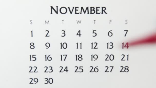 Kobiecy dzień kółka w dniu kalendarzowym z czerwonym markerem. Podstawy biznesu Kalendarz ścienny Planer i Organizator. 1 listopada. — Wideo stockowe