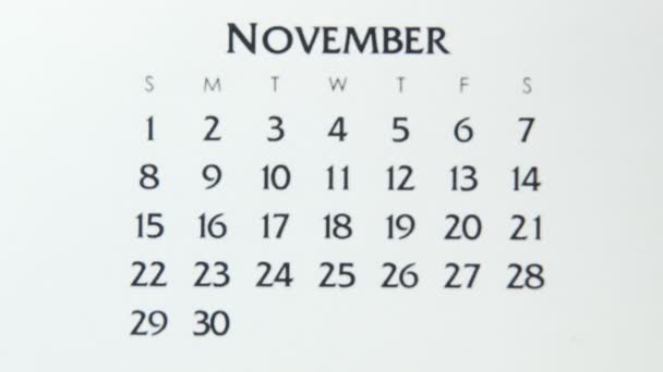 Giorno di cerchio di mano femminile in data di calendario con un marcatore rosso. Business Nozioni di base Wall Calendar Planner e organizzatore. 3 novembre — Video Stock