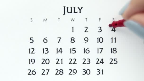 День женского круга в календаре с красным маркером. Планировщик и организатор бизнес-календаря. 4 июля — стоковое видео