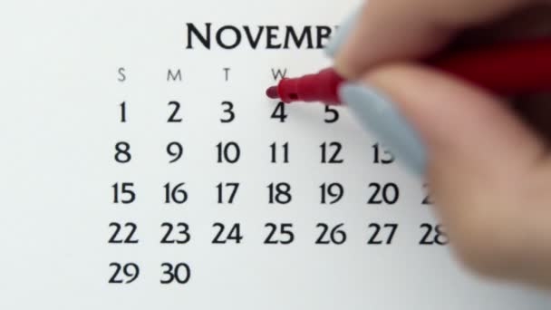 Día de círculo de la mano femenina en la fecha del calendario con un marcador rojo. Conceptos básicos de negocio Wall Calendar Planner and Organizer. 4 de noviembre — Vídeos de Stock