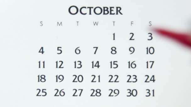 Ημέρα θηλυκού κύκλου στο ημερολόγιο με κόκκινο μαρκαδόρο. Business Basics Wall Ημερολόγιο και Organizer. 5 Οκτωβρίου — Αρχείο Βίντεο