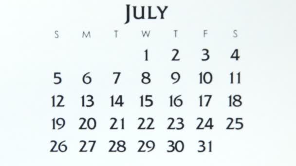 Kvinnlig hand cirkel dag i kalenderdatum med en röd markör. Business Basics Wall Calendar Planerare och arrangör. 6 juli — Stockvideo