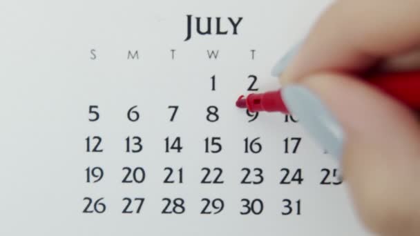 Giorno di cerchio di mano femminile in data di calendario con un marcatore rosso. Business Nozioni di base Wall Calendar Planner e organizzatore. 9 luglio — Video Stock
