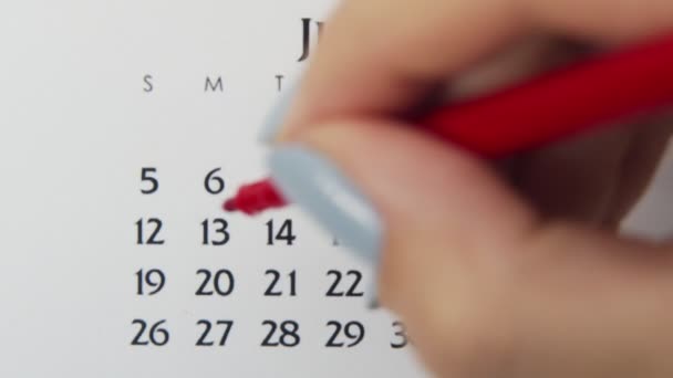 Kobiecy dzień kółka w dniu kalendarzowym z czerwonym markerem. Podstawy biznesu Kalendarz ścienny Planer i Organizator. 13 lipca. — Wideo stockowe