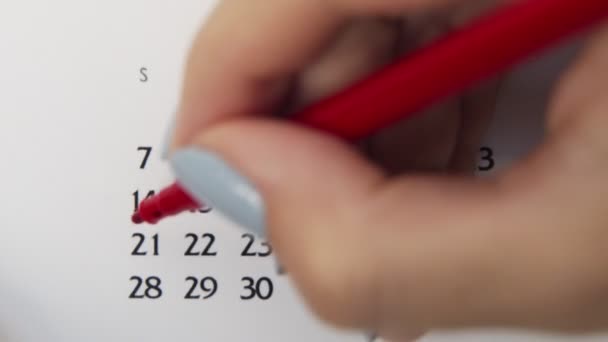 Kobiecy dzień kółka w dniu kalendarzowym z czerwonym markerem. Podstawy biznesu Kalendarz ścienny Planer i Organizator. 21 czerwca. — Wideo stockowe
