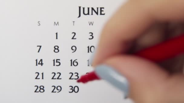 Dia círculo mão feminino em data de calendário com um marcador vermelho. Noções básicas de negócios Wall Calendar Planner and Organizer. 22 de Junho — Vídeo de Stock