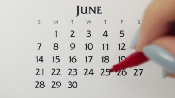 Giorno di cerchio di mano femminile in data di calendario con un marcatore rosso. Business Nozioni di base Wall Calendar Planner e organizzatore. 25 giugno — Video Stock