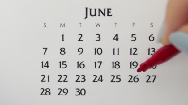 Vrouwelijke handcirkeldag in kalenderdatum met een rode stift. Business Basics Wall Calendar Planner en Organisator. 26 juni — Stockvideo