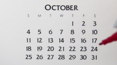 Takvimde kırmızı kalemli bir kadın el çemberi günü. İş Temel Duvar Takvimi Planlayıcı ve Düzenleyici. 31 Kasım