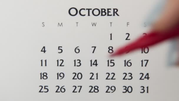 Giorno di cerchio di mano femminile in data di calendario con un marcatore rosso. Business Nozioni di base Wall Calendar Planner e organizzatore. 26 ottobre — Video Stock