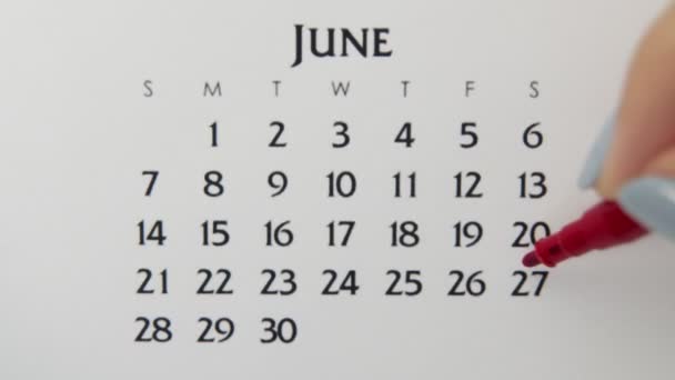 Kvinnlig hand cirkel dag i kalenderdatum med en röd markör. Business Basics Wall Calendar Planerare och arrangör. 27 juni. — Stockvideo