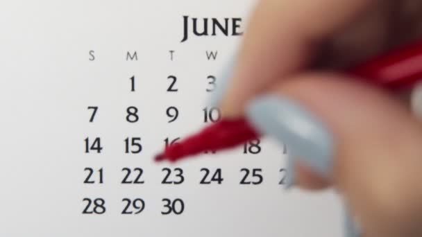 День женского круга в календаре с красным маркером. Планировщик и организатор бизнес-календаря. 29 июня — стоковое видео