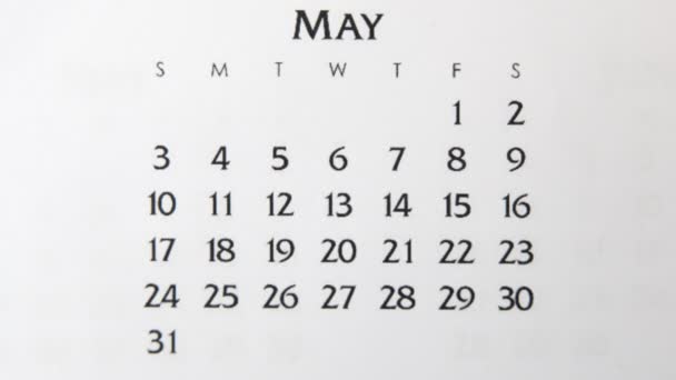 Weiblicher Handkreistag im Kalenderdatum mit roter Markierung. Business Basics Wall Calendar Planer und Organisator. 1. Mai — Stockvideo