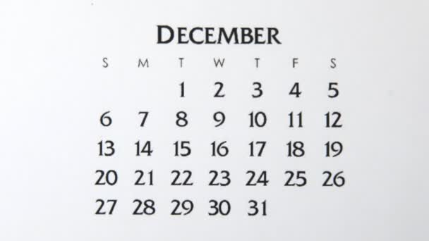 Giorno di cerchio di mano femminile in data di calendario con un marcatore rosso. Business Nozioni di base Wall Calendar Planner e organizzatore. 5 dicembre — Video Stock