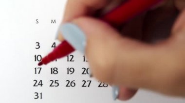 Takvimde kırmızı kalemli bir kadın el çemberi günü. İş Temel Duvar Takvimi Planlayıcı ve Düzenleyici. 24 Mayıs