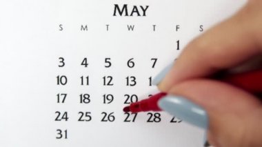 Takvimde kırmızı kalemli bir kadın el çemberi günü. İş Temel Duvar Takvimi Planlayıcı ve Düzenleyici. 27 Mayıs