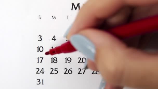 Kobiecy dzień kółka w dniu kalendarzowym z czerwonym markerem. Podstawy biznesu Kalendarz ścienny Planer i Organizator. 17 maja. — Wideo stockowe