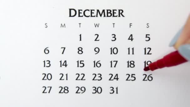 Kobiecy dzień kółka w dniu kalendarzowym z czerwonym markerem. Podstawy biznesu Kalendarz ścienny Planer i Organizator. 26 grudnia. — Wideo stockowe