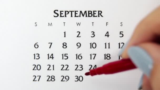 Kobiecy dzień kółka w dniu kalendarzowym z czerwonym markerem. Podstawy biznesu Kalendarz ścienny Planer i Organizator. 30 września. — Wideo stockowe