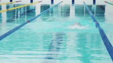 Profesyonel yüzücü, kapalı havuzda zar zor yüzüyor..